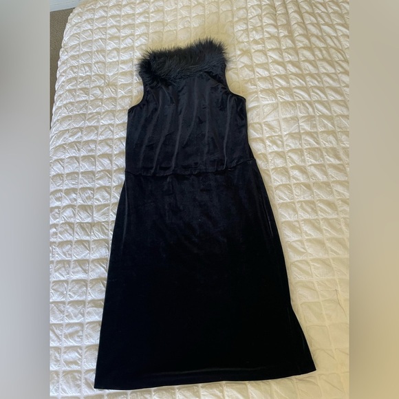 Elegant Black Sleeveless Velour Dress with Faux Fur Collar - Picture 1 of 4